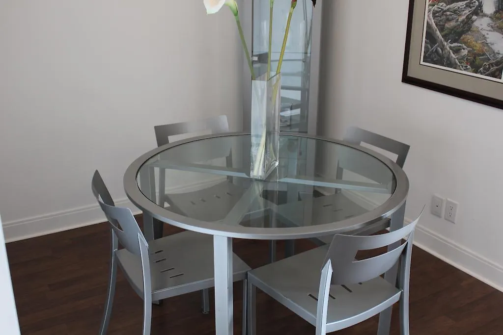 Marilyn Monroe Furnished Suites By Mirage Mississauga Apartment