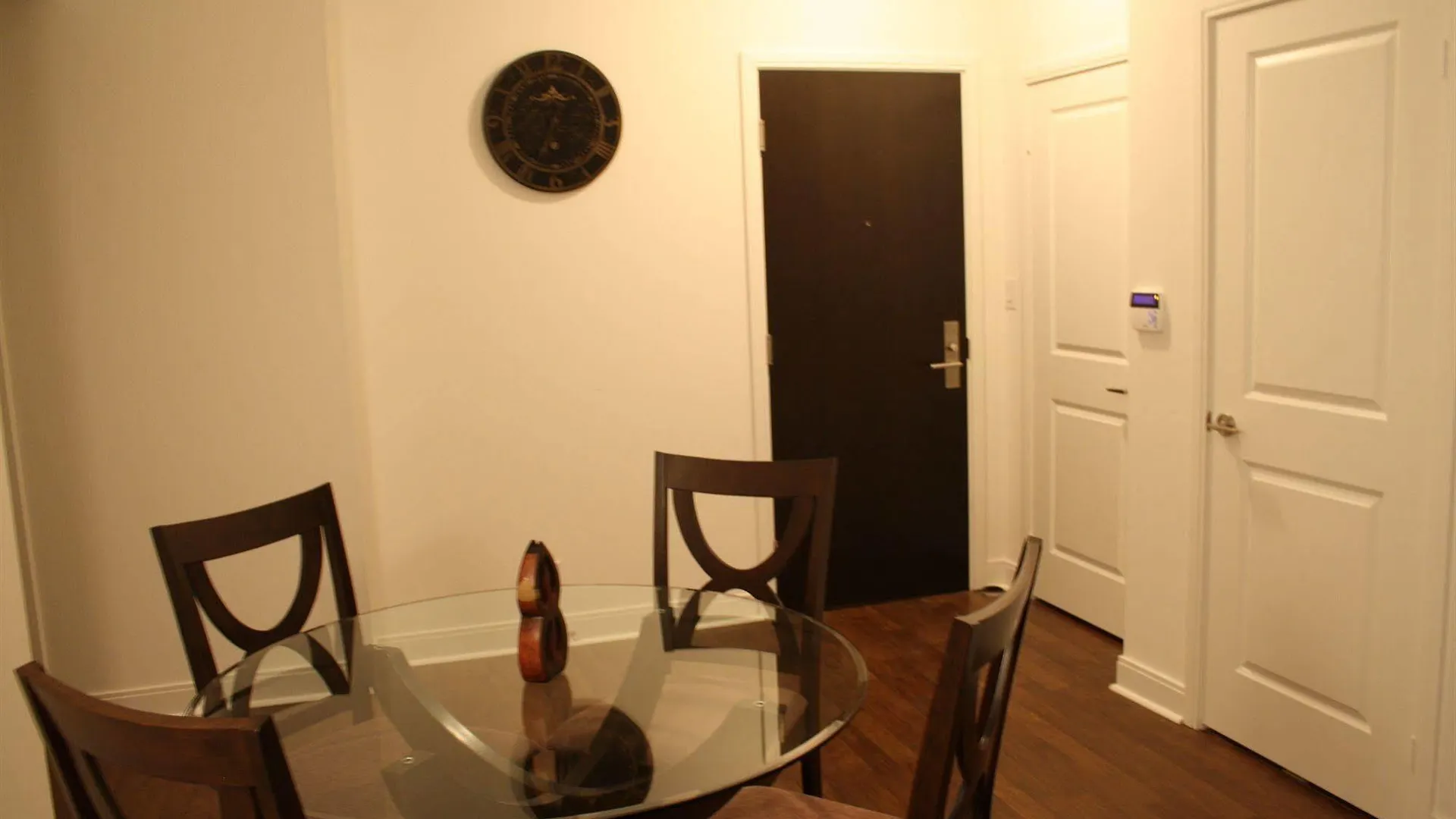 Marilyn Monroe Furnished Suites By Mirage Mississauga